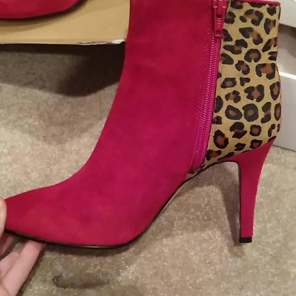 Red suede ankle boots with leopard pattern 9.5, nib